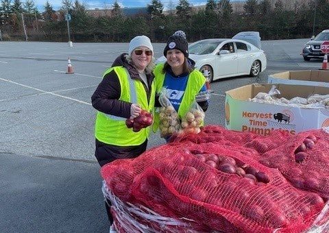 UGI employees volunteering at CEO's Thanksgiving Distribution.